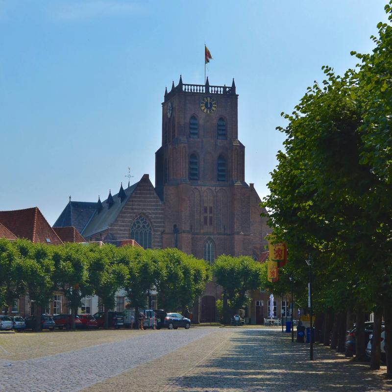Foto van kerk Geertruidenberg vanaf de straat Markt