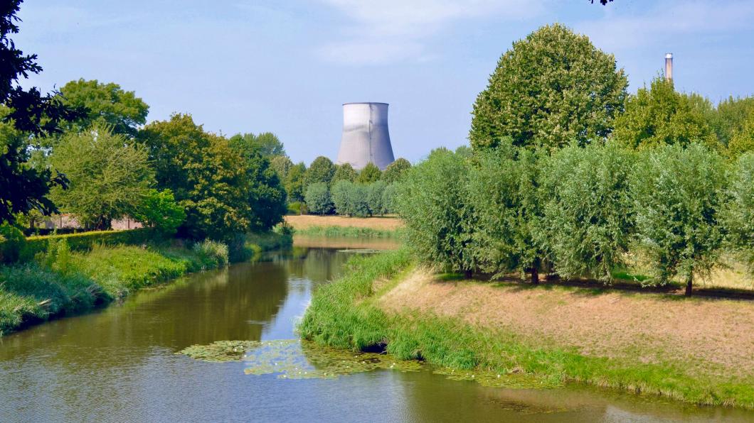 Uitzicht over water op groen en koeltoren Geertruidenberg