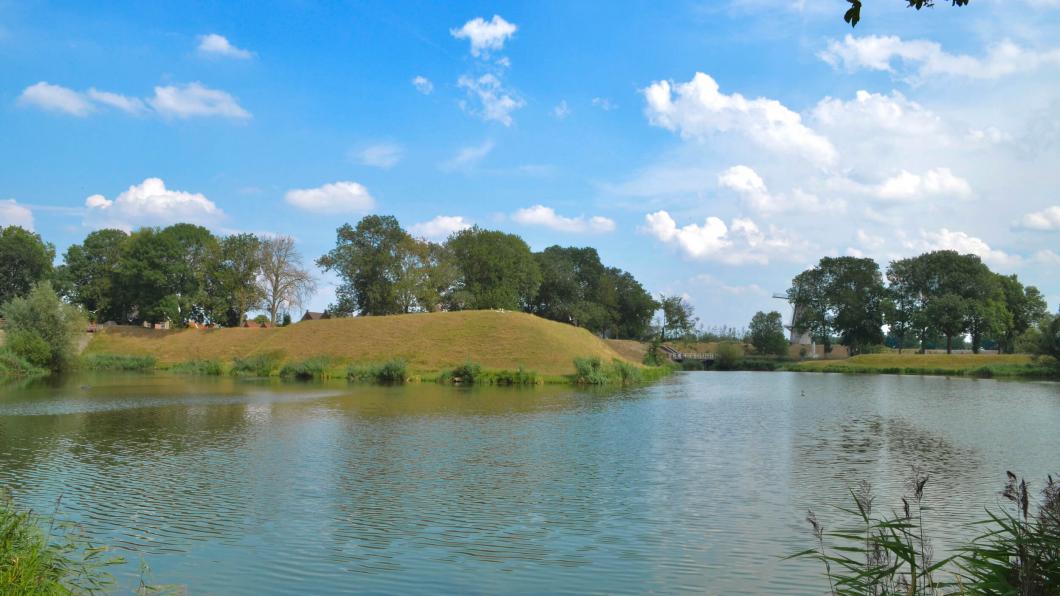 Foto van vesting Woudrichem na water