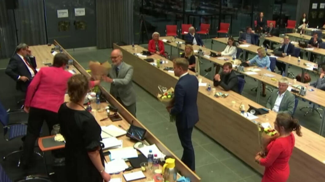 Bart Verkade krijgt bloemen van Ina Adema (CvdK)